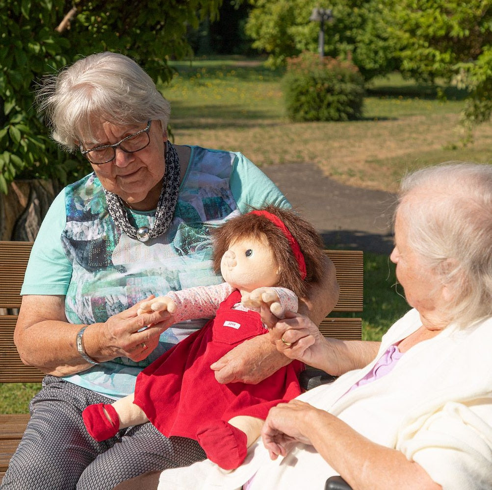 Afbeeelding van het spel Empathiepop Ingrid, speciaal geselecteerd  voor ouderen met dementie.