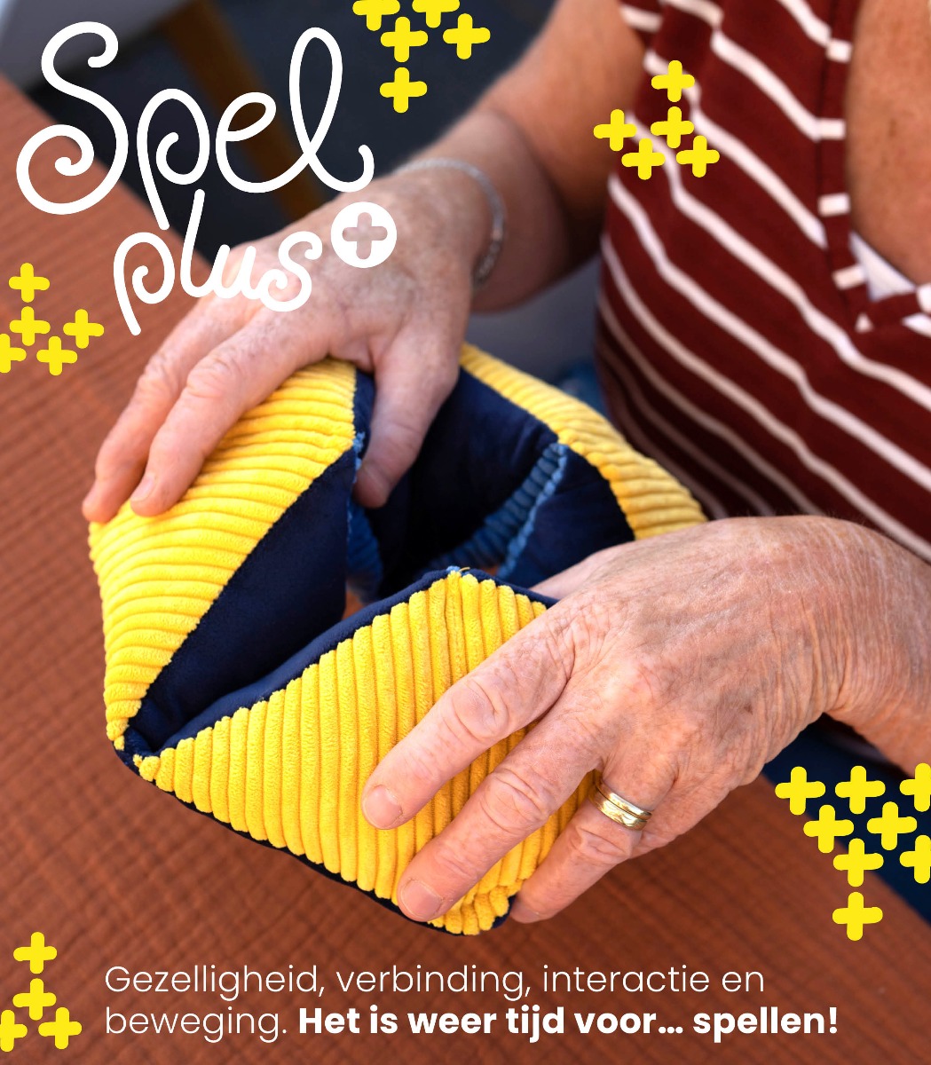 Foto van de SpelPlus brochure, klik hier om te downloaden voor alle leuke spellen voor ouderen en bejaarden