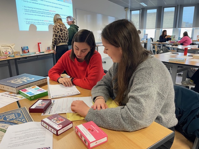 Foto van de workshop Spel en Dementie aan de hogeschool Gent, deze foto toont en aantal studenten die met spellen voor ouderen werken