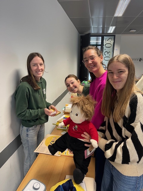 Foto van de workshop Spel en Dementie aan de hogeschool Gent, deze foto toont en aantal studenten die met spellen voor ouderen werken